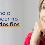 como o laser pode ajudar no crescimento dos fios mulher branca cabelos grisalhos e roupa vermelha